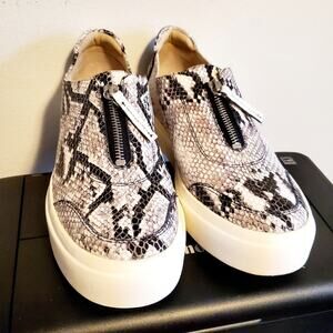 Vaneli Sport slip-on shoe in Snakeskin pattern sz. 8